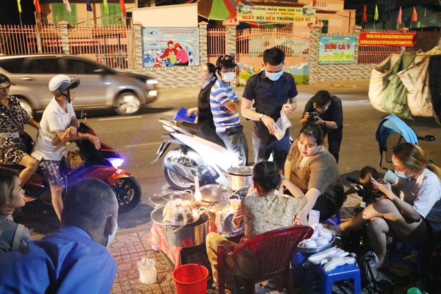 Quán chè đèn dầu gần nửa thế kỷ giữa lòng thành phố Sài Gòn - Ảnh 13.
