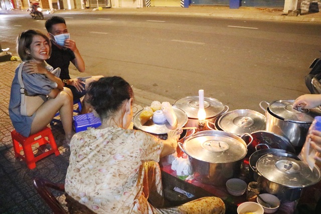 Quán chè đèn dầu gần nửa thế kỷ giữa lòng thành phố Sài Gòn - Ảnh 12.