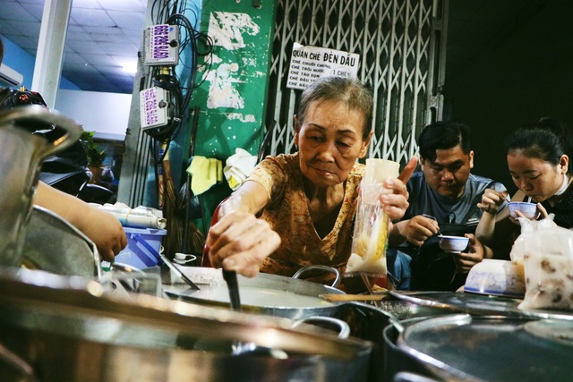 Quán chè đèn dầu gần nửa thế kỷ giữa lòng thành phố Sài Gòn - Ảnh 4.