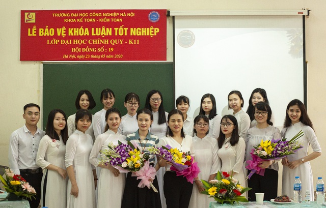 2 nữ sinh Đại học Công nghiệp Hà Nội - Thủ khoa tốt nghiệp xuất sắc năm 2020 - Ảnh 1.