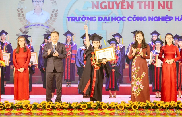 2 nữ sinh Đại học Công nghiệp Hà Nội - Thủ khoa tốt nghiệp xuất sắc năm 2020 - Ảnh 2.