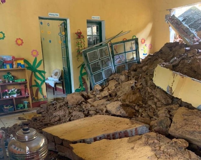 Một lớp học bị vùi lấp, nhiều ngôi trường bị hư hại do sạt lở đất đá ở Lào Cai - Ảnh 2.