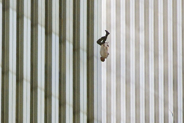 Đằng sau bức ảnh người rơi khỏi tháp đôi trong vụ khủng bố 11/9 - Ảnh 1.