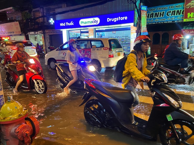 Nhiều tuyến đường Sài Gòn hóa thành sông sau cơn mưa lớn kéo dài - Ảnh 4.