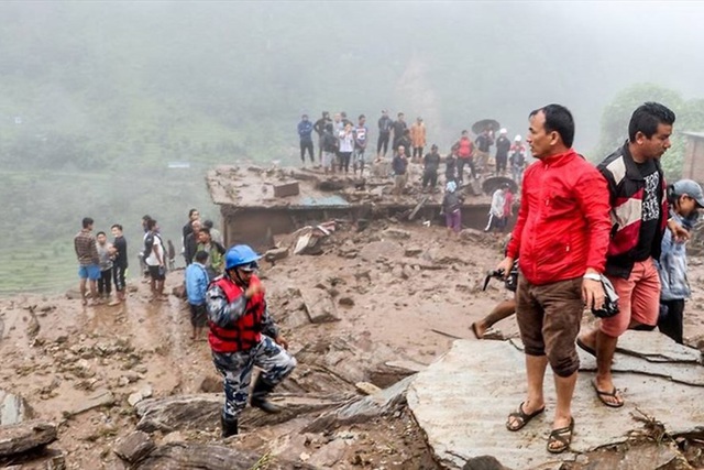 Lở đất kinh hoàng ở Nepal: 12 người chết, 21 người mất tích - Ảnh 1.