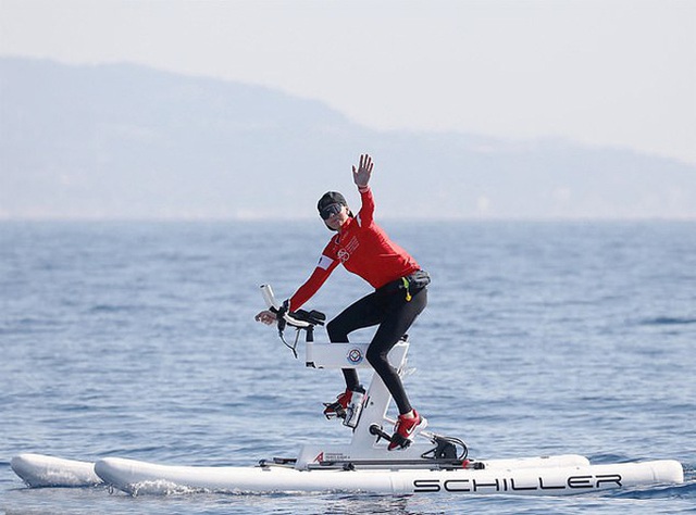 Vương phi Monaco đạp xe trên nước 180 km - Ảnh 2.