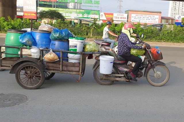 Cận cảnh những chiếc xe máy cũ nát đến mức không thể nát hơn trên mọi ngả đường của Hà Nội - Ảnh 3.