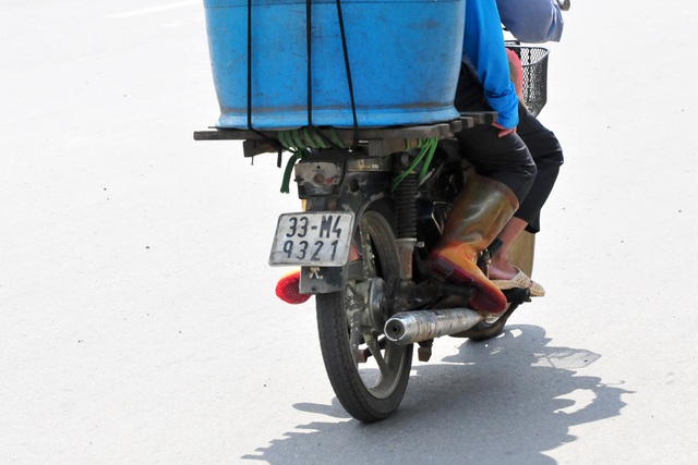 Cận cảnh những chiếc xe máy cũ nát đến mức không thể nát hơn trên mọi ngả đường của Hà Nội - Ảnh 7.