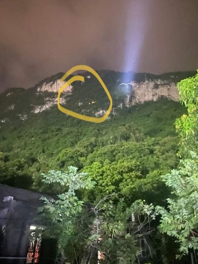 Thái Nguyên: Giải cứu 2 học sinh mắc kẹt ở vách đá cheo leo trên núi Nản - Ảnh 1.