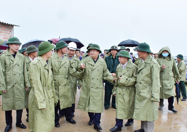 Phó Thủ tướng Trịnh Đình Dũng kiểm tra công tác phòng chống bão số 5 tại Thừa Thiên - Huế - Ảnh 1.