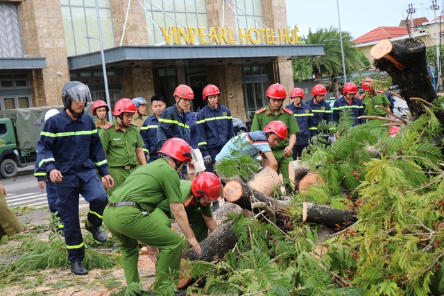 Ảnh: Lực lượng chức năng Thừa Thiên – Huế khắc phục hậu quả bão số 5 - Ảnh 4.