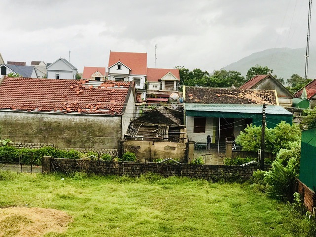 Lốc xoáy cuốn bay hàng chục mái nhà dân ở Hà Tĩnh - Ảnh 3.