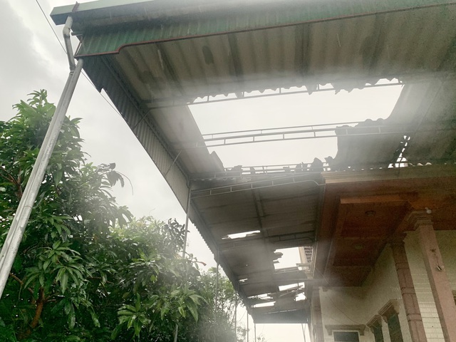 Lốc xoáy cuốn bay hàng chục mái nhà dân ở Hà Tĩnh - Ảnh 7.