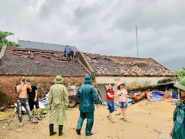 Lốc xoáy cuốn bay hàng chục mái nhà dân ở Hà Tĩnh - Ảnh 10.