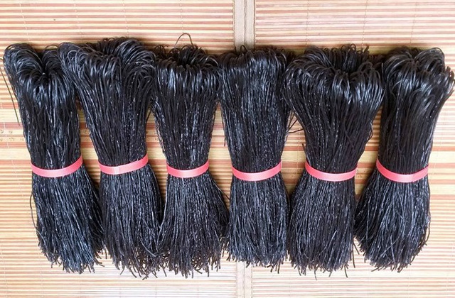 Sợi miến dong đen sì như sợi tóc đang bán tràn ngập chợ mạng hóa ra lại là đặc sản hiếm có - Ảnh 2.