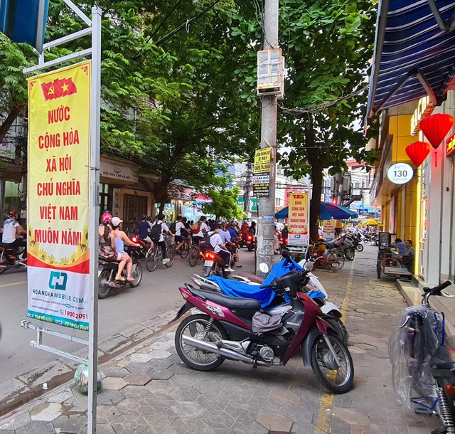 Hải Phòng chỉ đạo tháo dỡ các khung thép treo bang rôn, phướn nguy hiểm - Ảnh 2.