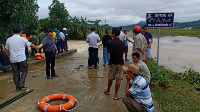 Bão số 5: Dắt xe máy qua cầu tràn, một thanh niên bị nước cuốn trôi - Ảnh 1.