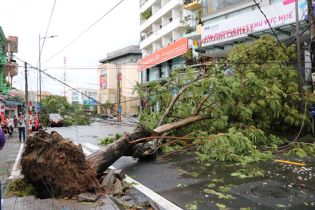 Thừa Thiên – Huế thiệt hại nặng nề do bão số 5 - Ảnh 2.