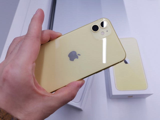 Cửa hàng liên tục giảm giá iPhone 11 - Ảnh 1.