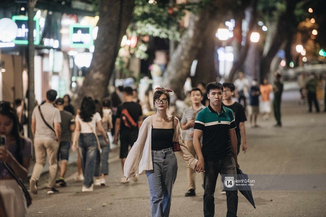 Tạ Hiện trở lại ngày Hà Nội trở lạnh: Người đông nghịt không có chỗ nhích chân! - Ảnh 3.