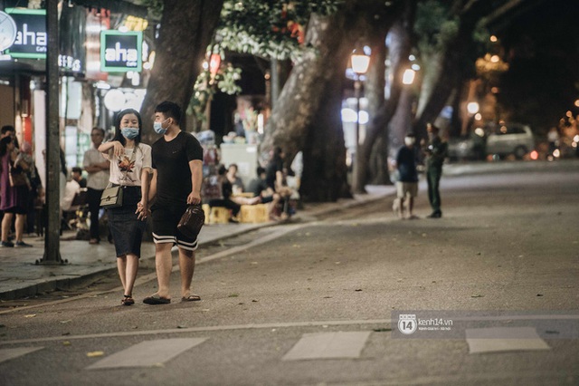 Tạ Hiện trở lại ngày Hà Nội trở lạnh: Người đông nghịt không có chỗ nhích chân! - Ảnh 13.