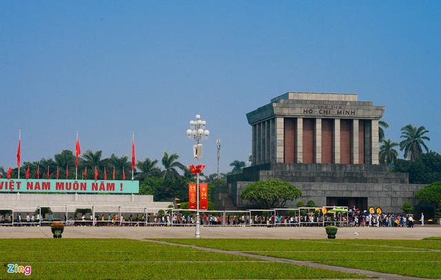 Người dân xếp hàng vào khu di tích Chủ tịch Hồ Chí Minh - Ảnh 1.