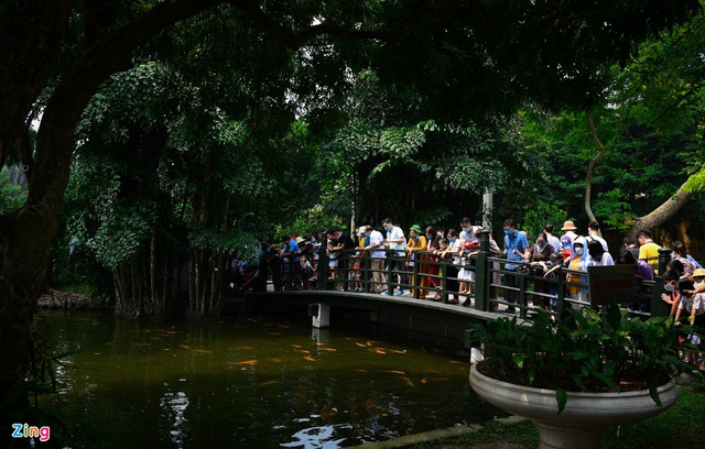 Người dân xếp hàng vào khu di tích Chủ tịch Hồ Chí Minh - Ảnh 5.