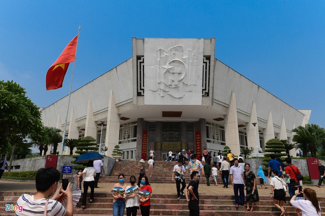 Người dân xếp hàng vào khu di tích Chủ tịch Hồ Chí Minh - Ảnh 6.