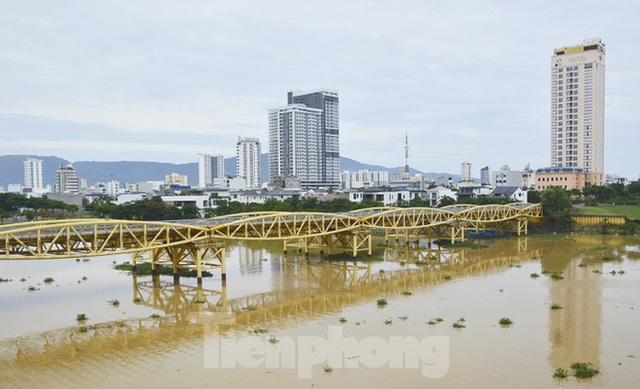  Độc đáo hình ảnh cây cầu ở Đà Nẵng biến hình cho thuyền lưu thông - Ảnh 1.