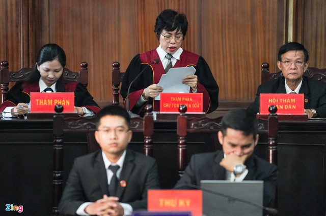 Ông Nguyễn Thành Tài ôm người thân sau khi nhận án 8 năm tù - Ảnh 3.