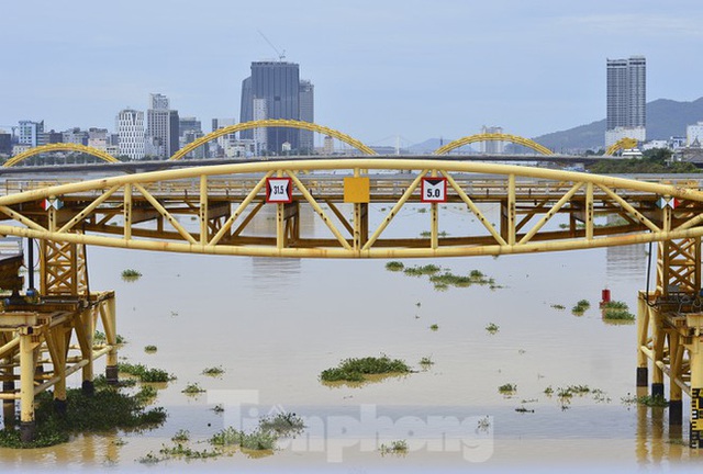  Độc đáo hình ảnh cây cầu ở Đà Nẵng biến hình cho thuyền lưu thông - Ảnh 3.