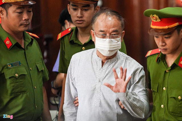 Ông Nguyễn Thành Tài ôm người thân sau khi nhận án 8 năm tù - Ảnh 4.