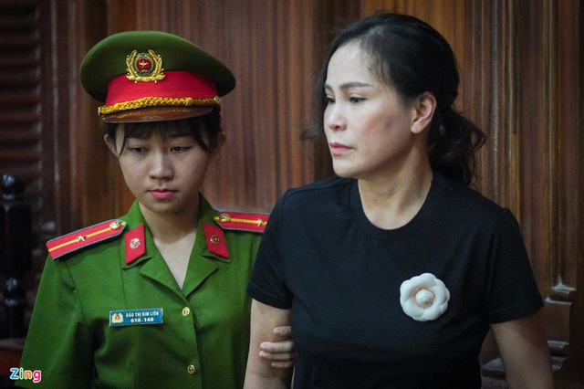 Ông Nguyễn Thành Tài ôm người thân sau khi nhận án 8 năm tù - Ảnh 5.