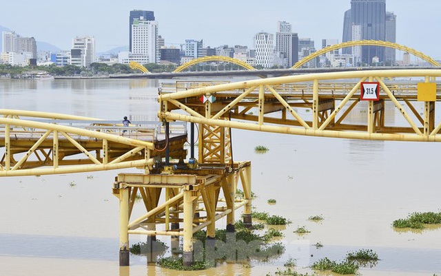  Độc đáo hình ảnh cây cầu ở Đà Nẵng biến hình cho thuyền lưu thông - Ảnh 5.