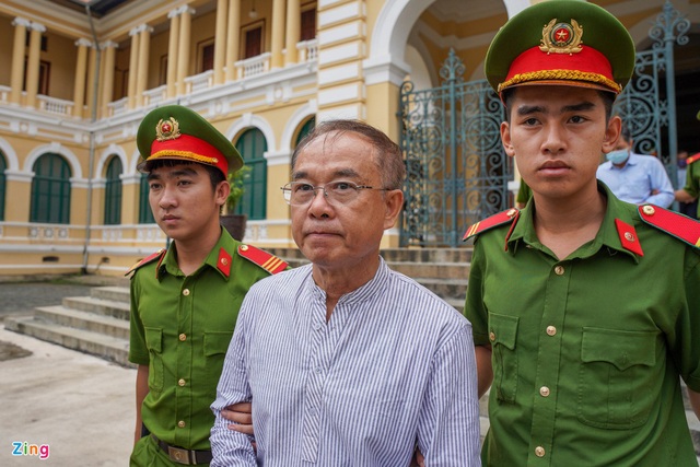Ông Nguyễn Thành Tài ôm người thân sau khi nhận án 8 năm tù - Ảnh 8.