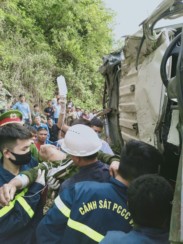 Xe tải chở trâu lao vào vách núi, người dân phá ca bin giải cứu các nạn nhân mắc kẹt - Ảnh 2.