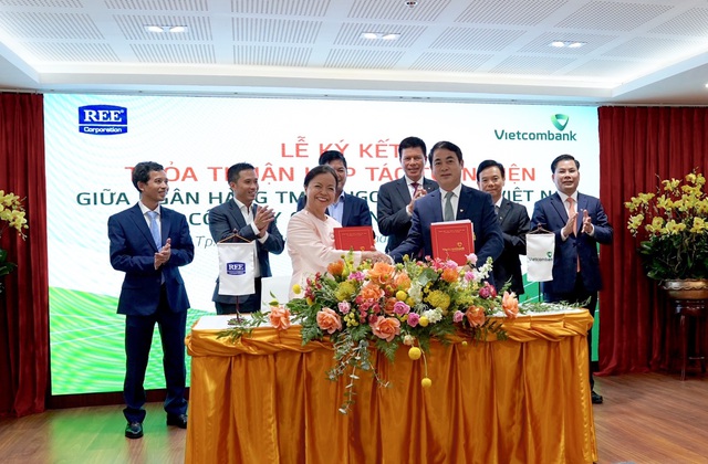 Vietcombank ký kết Thoả thuận Hợp tác toàn diện và Hợp đồng tín dụng tài trợ Dự án nhà máy điện gió số 3 (48MW) tại tỉnh Trà Vinh với Công ty Cổ phần Cơ Điện Lạnh (REE Corporation) - Ảnh 4.