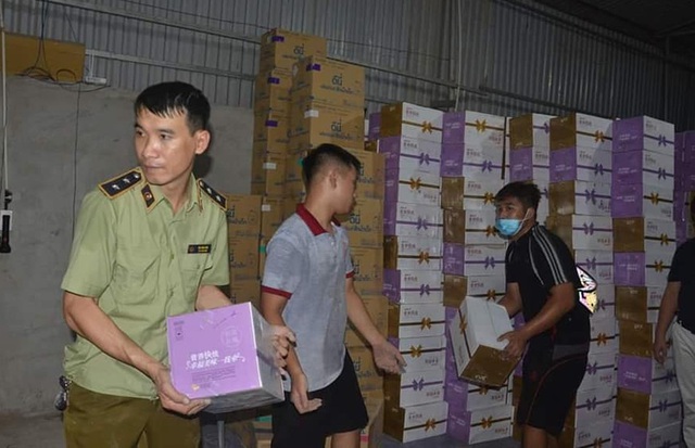  Hà Nội: Hơn 10.000 chai sữa chua Trung Quốc bị lực lượng chức năng thu giữ trong đêm  - Ảnh 1.