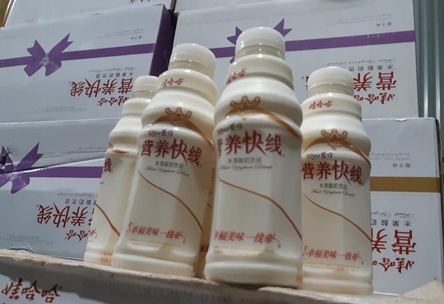 Hà Nội: Hơn 10.000 chai sữa chua Trung Quốc bị lực lượng chức năng thu giữ trong đêm - Ảnh 1.