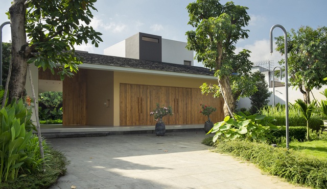 Ngôi nhà sân vườn 1.000 m2 cho gia đình 3 thế hệ ở TP.HCM - Ảnh 2.