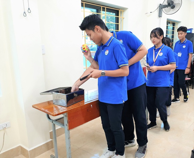 Học sinh được mang điện thoại đến lớp, phụ huynh lo nhiều, thầy cô mệt - Ảnh 3.