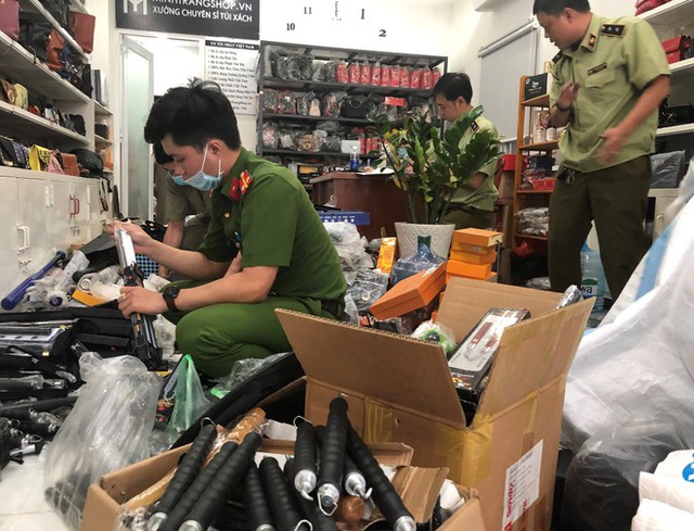 Hàng nghìn hung khí nguy hiểm được bán “chui” dưới vỏ bọc ngụy trang shop túi xách - Ảnh 2.