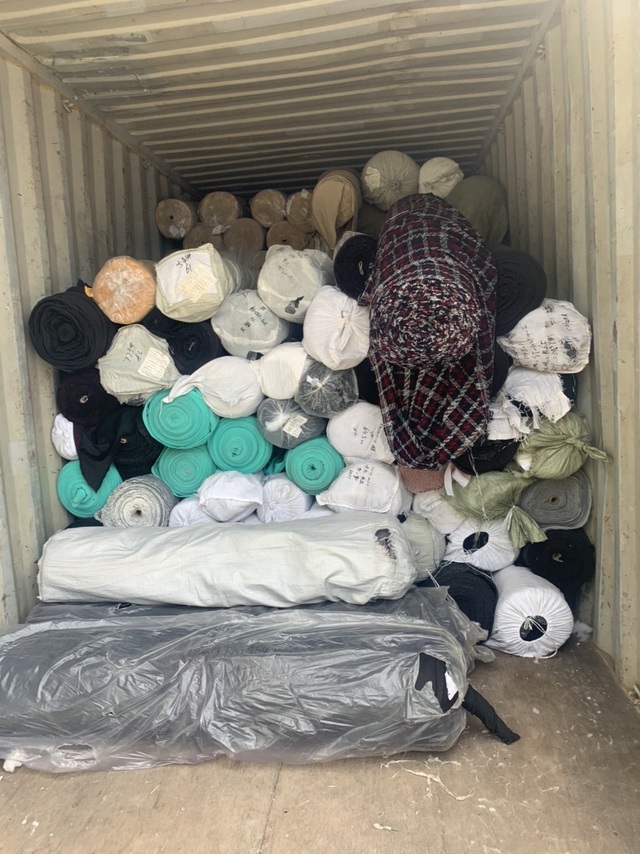 Hưng Yên: Phát hiện kho hàng chứa 80 tấn vải cuộn không rõ nguồn gốc xuất xứ - Ảnh 3.
