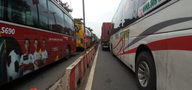 TP.HCM: Xe container h&uacute;c văng khung biển b&aacute;o, Quốc lộ 1 kẹt nguy&ecirc;n buổi s&aacute;ng - Ảnh 5.