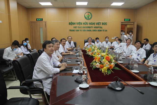 Hồi hộp theo dõi chuyên gia Bệnh viện Việt Đức cùng lúc chỉ đạo từ xa 2 ca cắt túi mật - Ảnh 2.