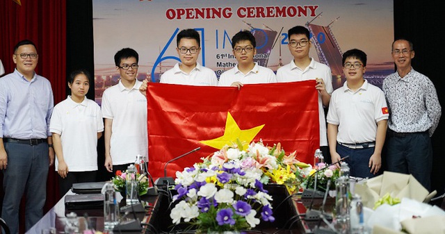 Lần đầu tiên học sinh lớp 10 đoạt huy chương vàng Olympic Toán quốc tế - Ảnh 1.