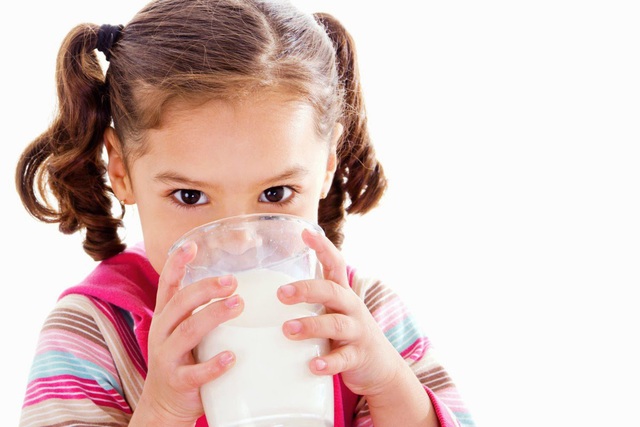 Khi nào trẻ uống sữa tươi, khi nào trẻ uống sữa bột? - Ảnh 1.