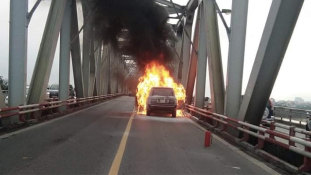 Đang lưu thông, xe sang Range Rover bất ngờ cháy trơ khung trên cầu Chương Dương - Ảnh 1.