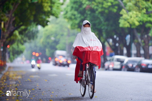 Ảnh: Người dân Hà Nội mặc áo khoác, co ro đi làm trong mưa lạnh sáng đầu tuần - Ảnh 3.