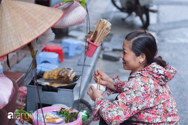 Ảnh: Người dân Hà Nội mặc áo khoác, co ro đi làm trong mưa lạnh sáng đầu tuần - Ảnh 6.